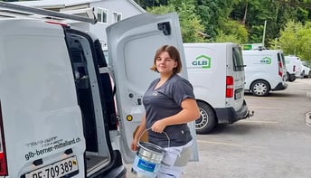 Vanessa Bertschy beim Einladen des Malermaterials in ihren Firmenwagen