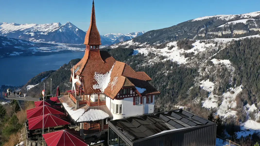 Drohnenaufnahme von der fertigen PV-Anlage auf dem Harder Kulm